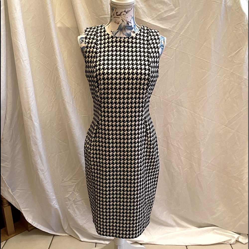 Calvin Klein size8 fitted midi sleeveless blackwhite houndstooth checkered dress